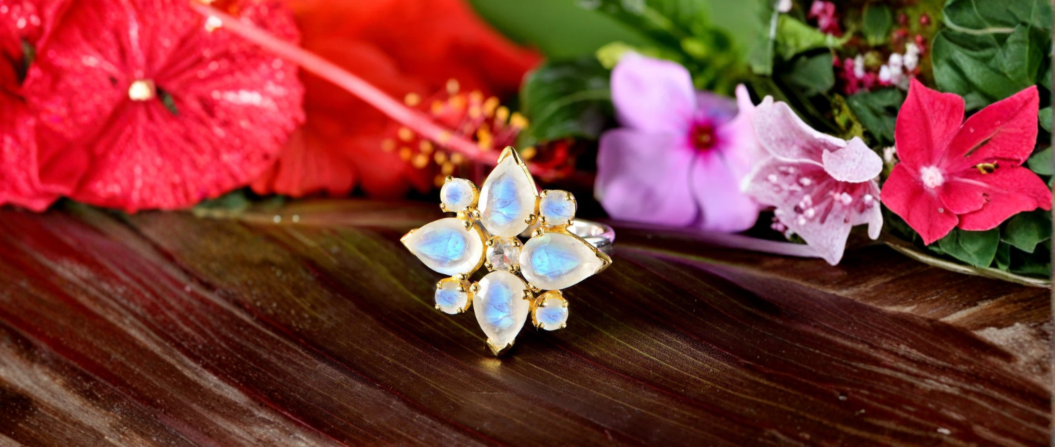 Moonstone vs. Labradorite: Choosing the Right “Light-Play” Gemstone for Your Vibe